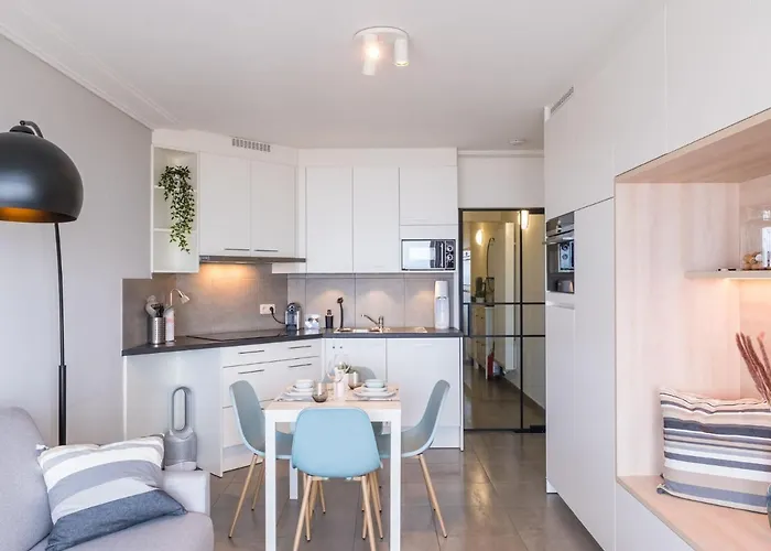 On The 3rd Floor With Phenomenal Sea View شقة *